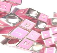 Pärla / hänge - Rosa Emalj - Bokstaven " T "