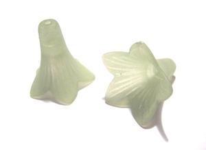 PÄRLOR & TILLBEHÖR - Resin, Akryl, Lucite & Trä - Blommor & Änglakjolar - Stora akrylblommor / änglakjolar . Pastellgrön