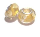 Charm - Lampwork, Beigegul , vita inkapslade blommor