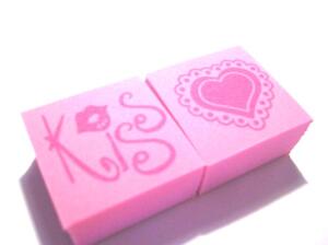 SCRAPBOOKING - Stämplar - Foam stämplar, Mellan, 2 st  "Kiss"